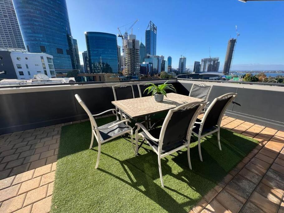 Stunning! 'New York Style' Roof Top 2 Car Apartment Perth Exterior photo